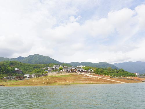 青山綠水何需尋東江湖畔依朵云